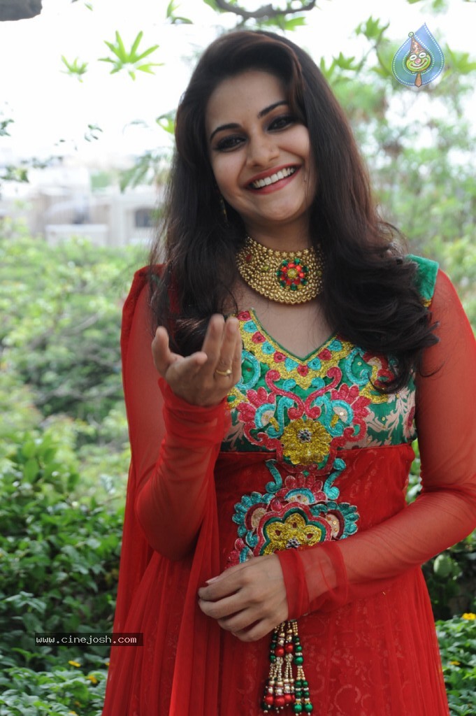 Mano Chitra New Stills - 32 / 77 photos