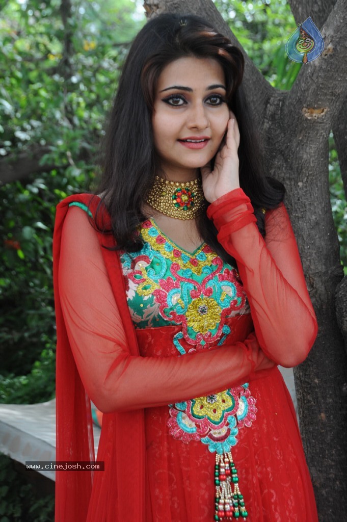 Mano Chitra New Stills - 34 / 77 photos