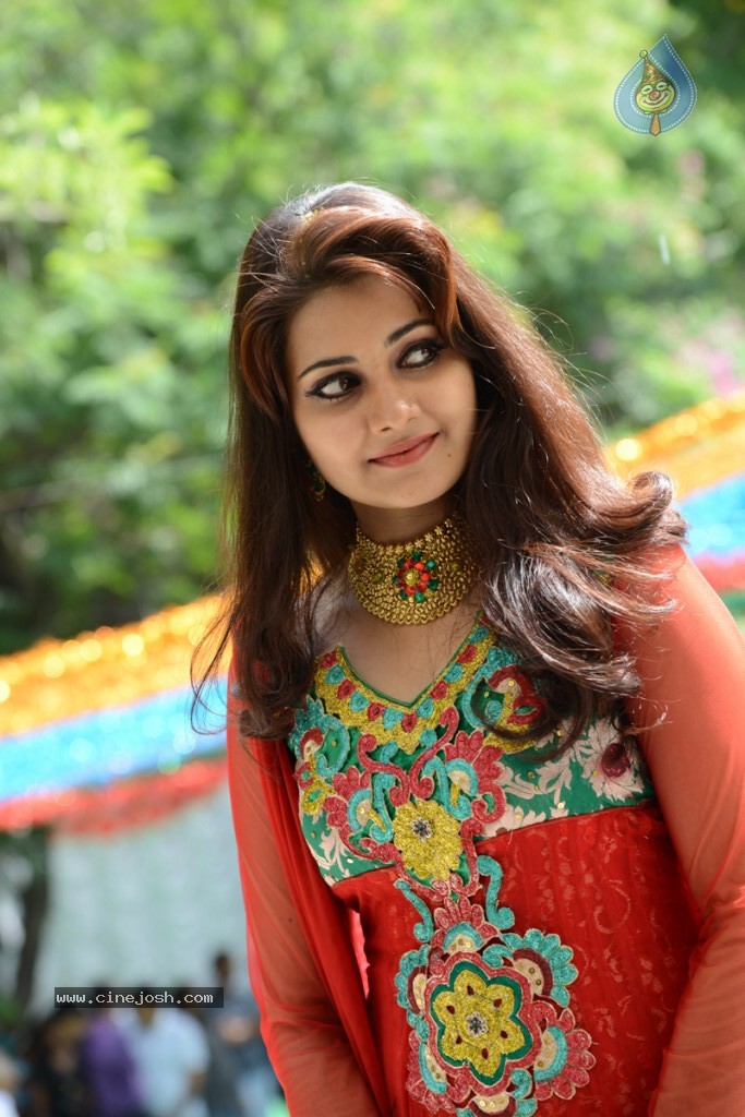 Mano Chitra New Stills - 36 / 77 photos