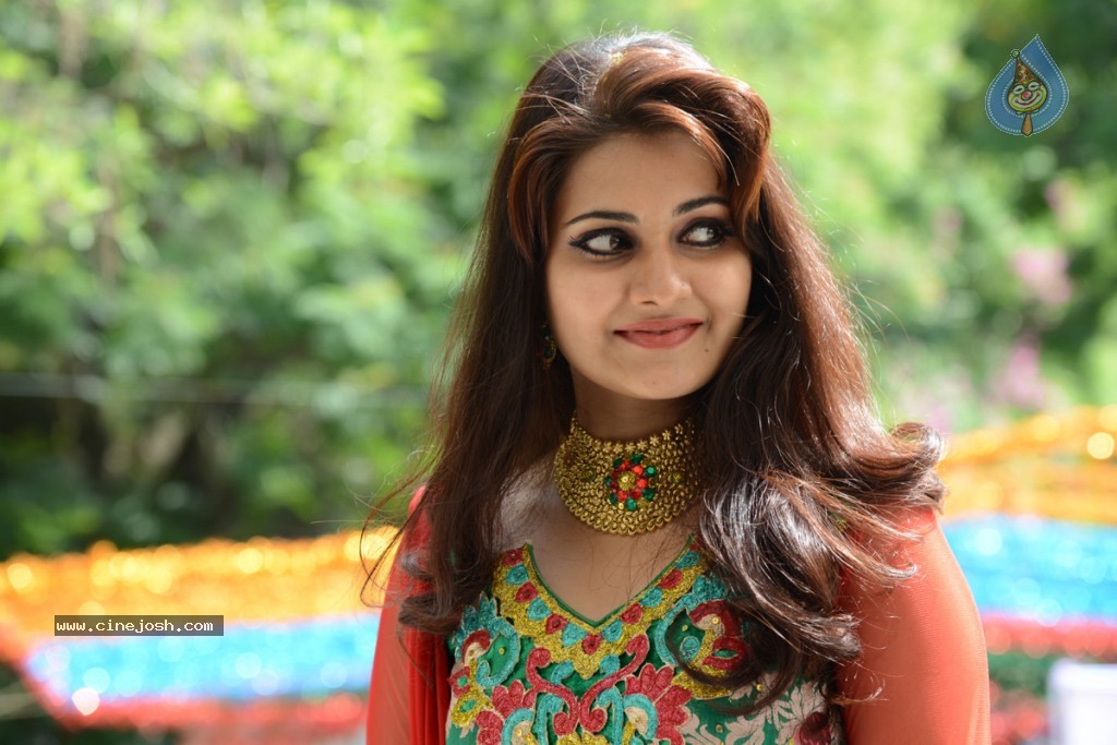 Mano Chitra New Stills - 37 / 77 photos