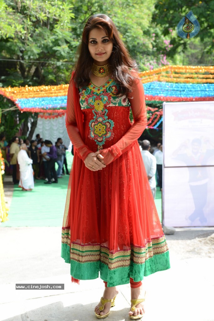 Mano Chitra New Stills - 44 / 77 photos