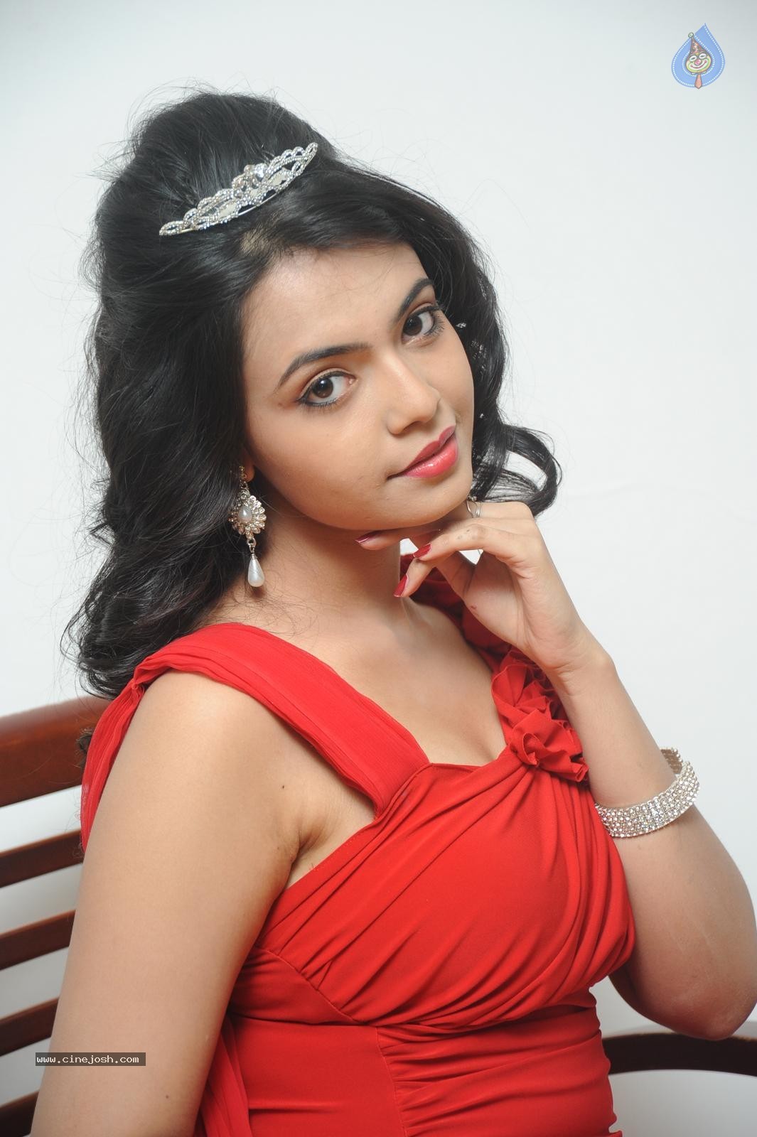 Marina Abraham New Stills - 22 / 100 photos