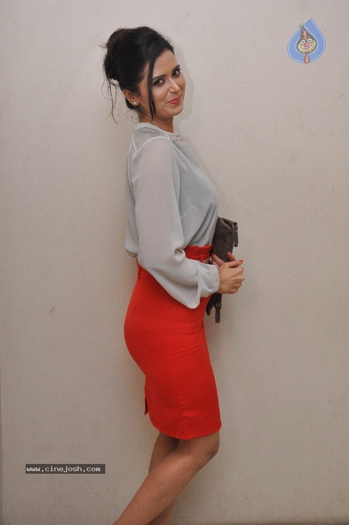 Meenakshi Dixit Latest Stills - 58 / 87 photos