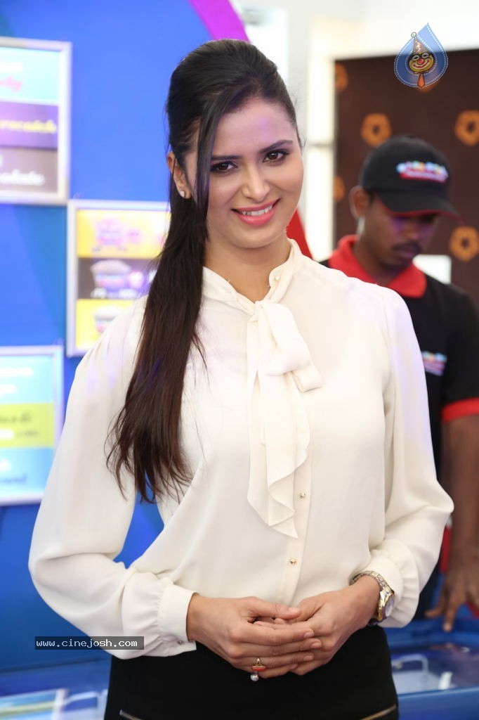 Meenakshi Dixit Latest Stills - 18 / 65 photos