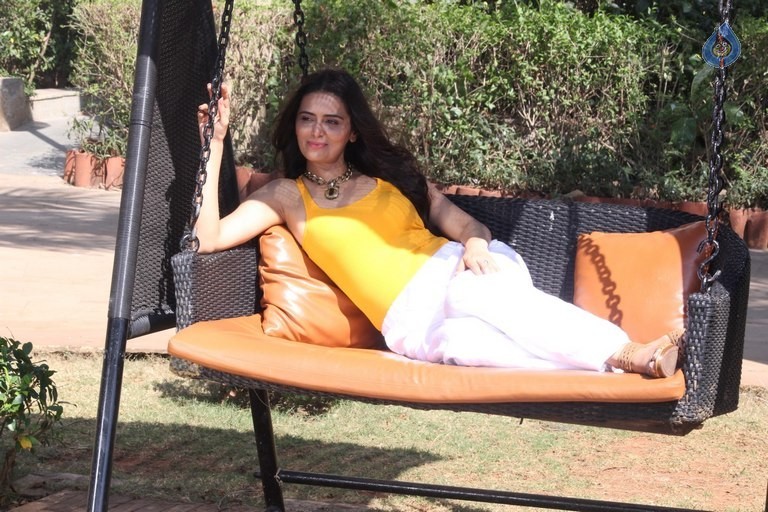 Meenakshi Dixit New Photos - 39 / 63 photos