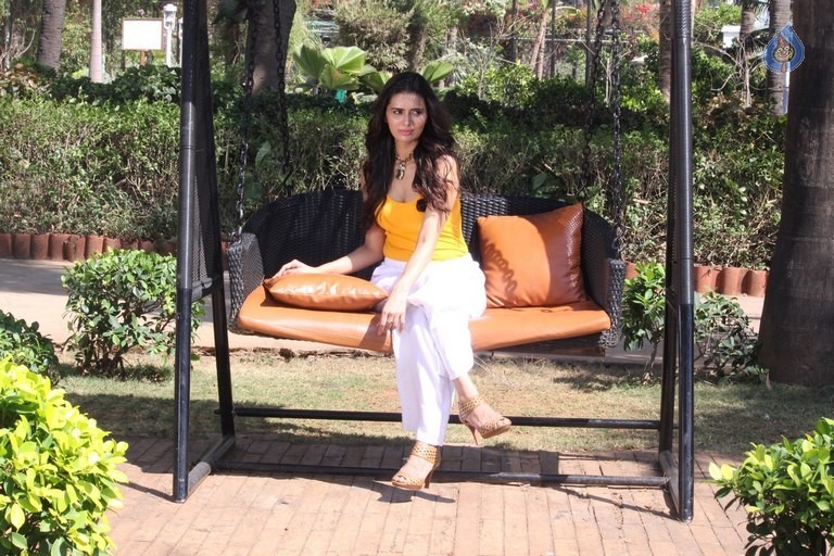 Meenakshi Dixit New Photos - 40 / 63 photos