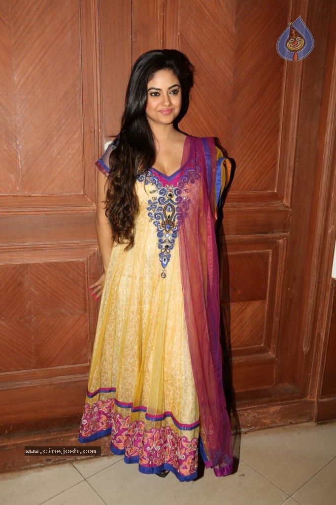 Meera Chopra Latest Stills - 10 / 74 photos