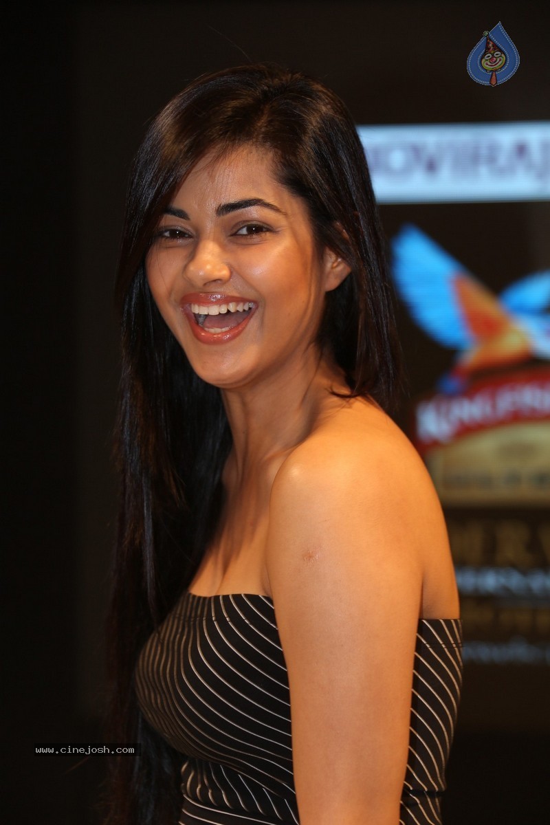 Meera Chopra New Stills - 13 / 72 photos