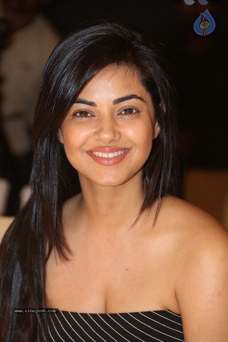 Meera Chopra New Stills - 21 / 72 photos