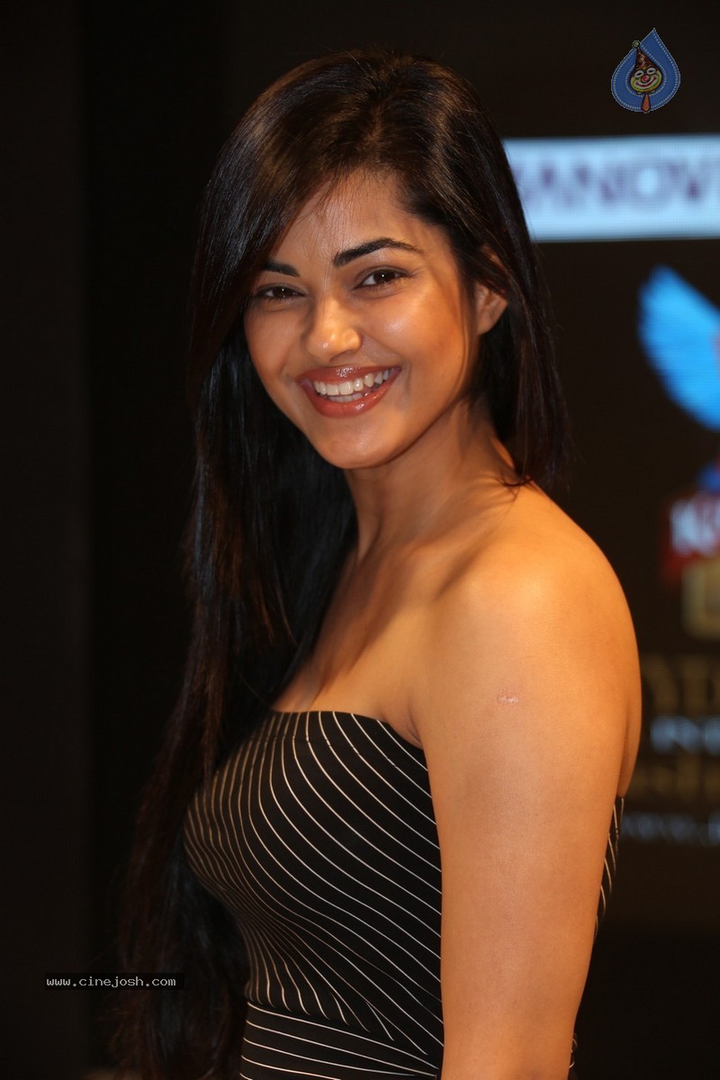 Meera Chopra New Stills - 30 / 72 photos