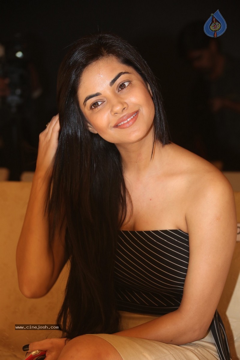 Meera Chopra New Stills - 34 / 72 photos