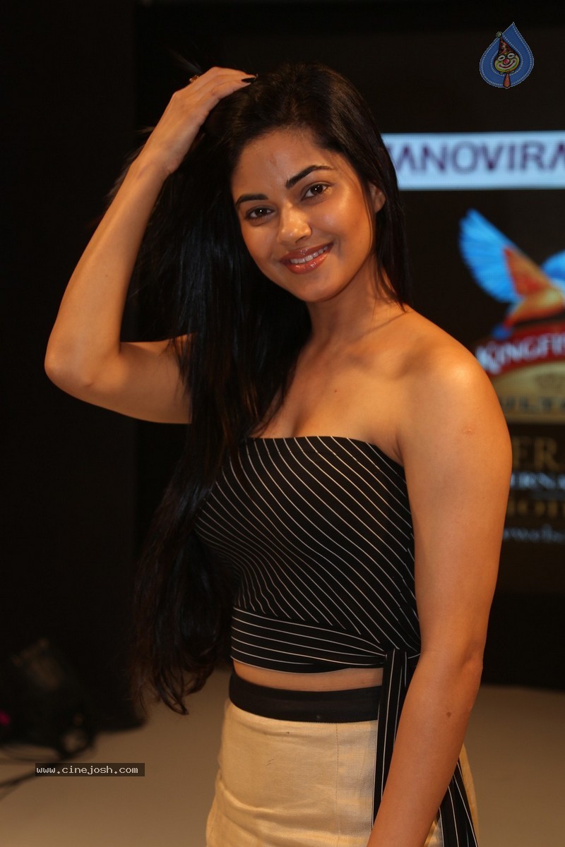 Meera Chopra New Stills - 43 / 72 photos