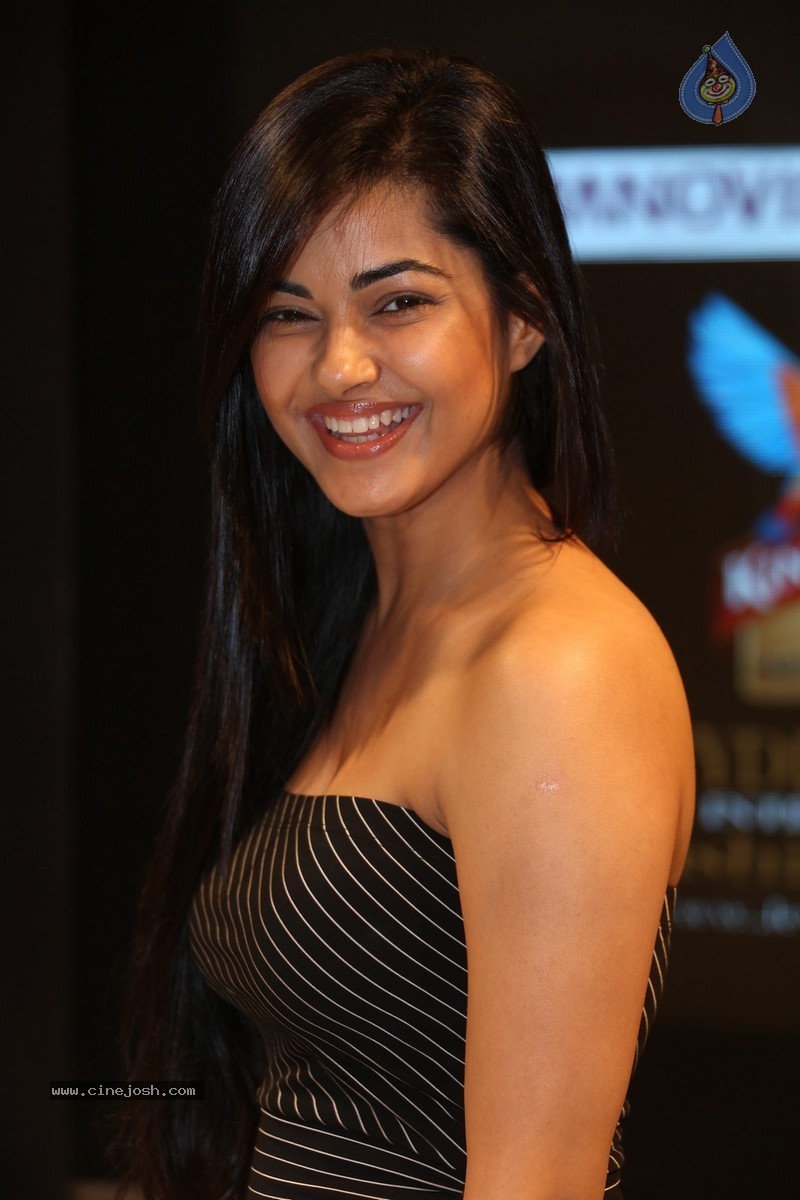 Meera Chopra New Stills - 52 / 72 photos
