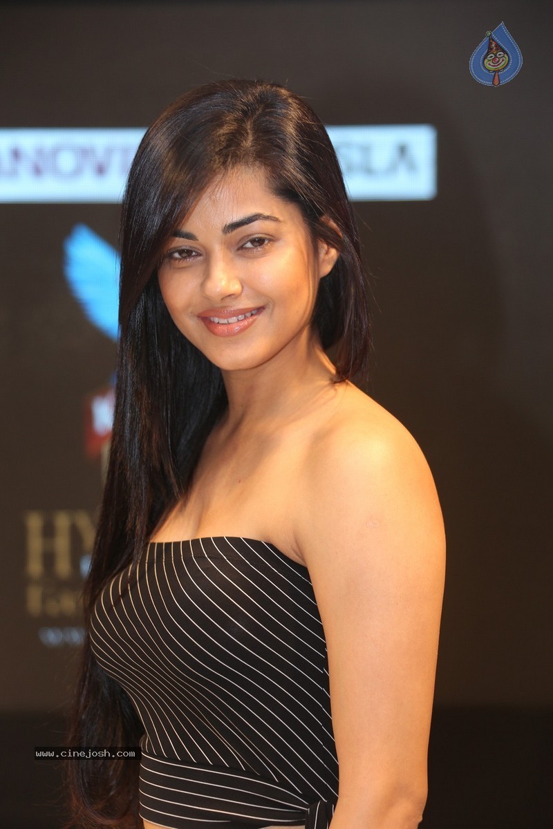 Meera Chopra New Stills - 60 / 72 photos