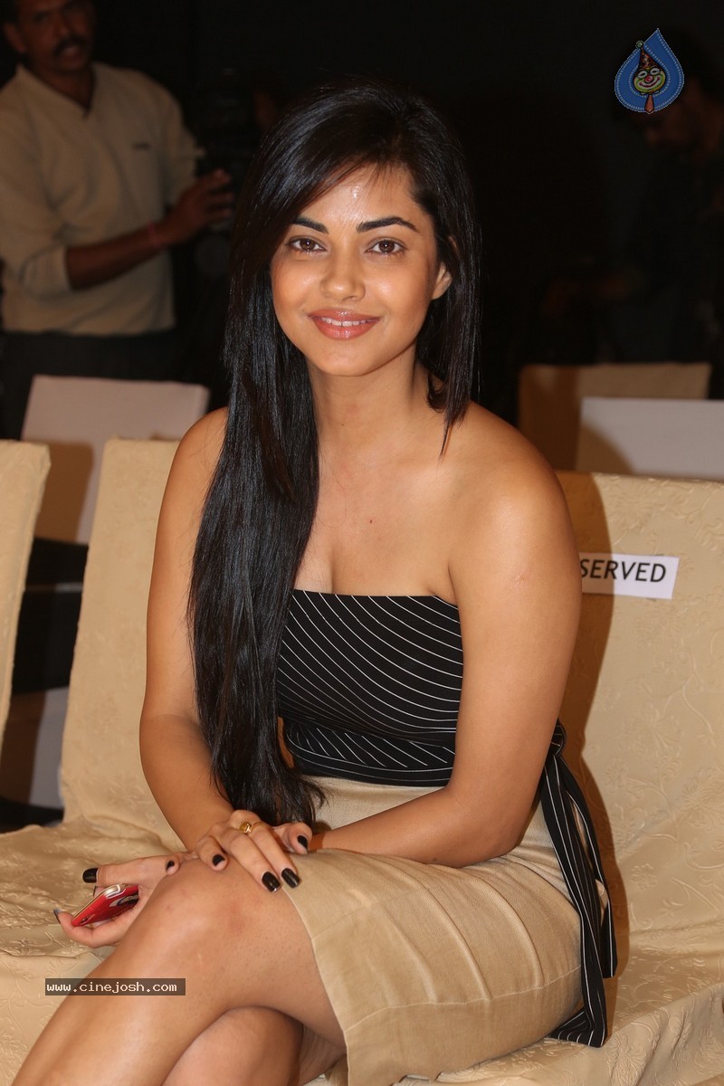 Meera Chopra New Stills - 64 / 72 photos