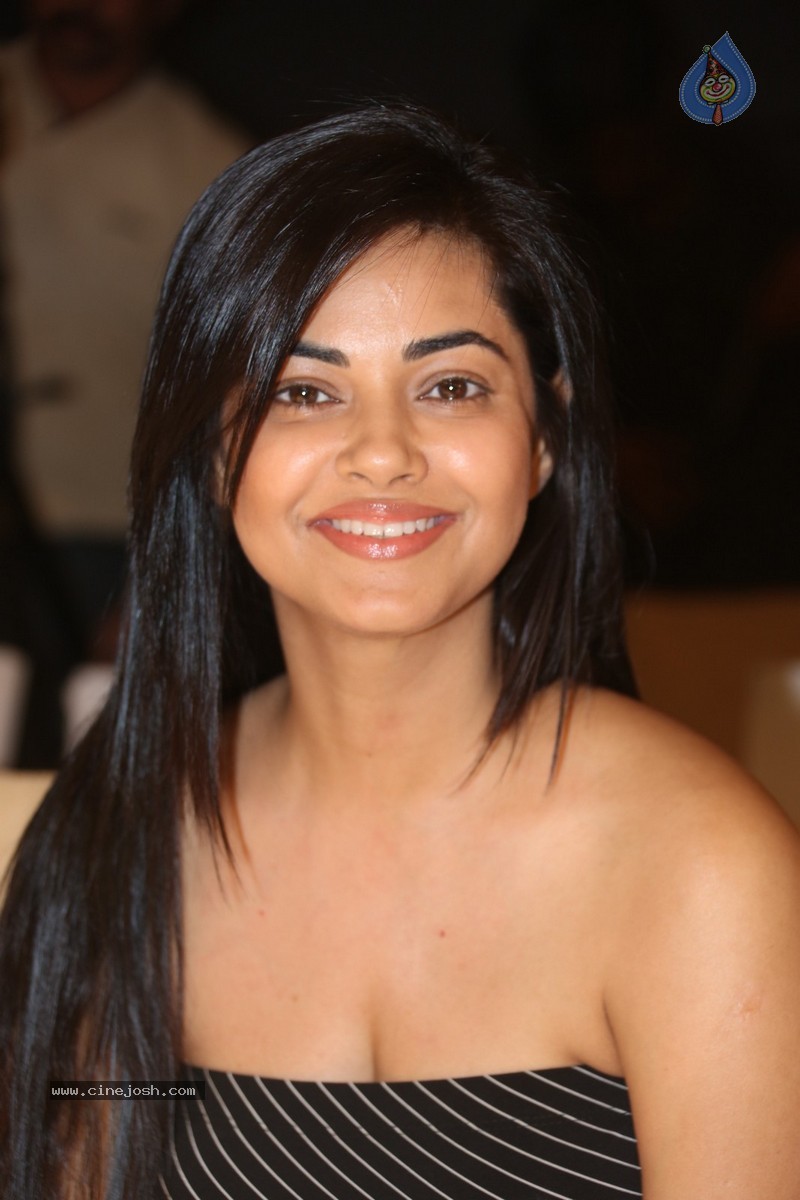 Meera Chopra New Stills - 65 / 72 photos