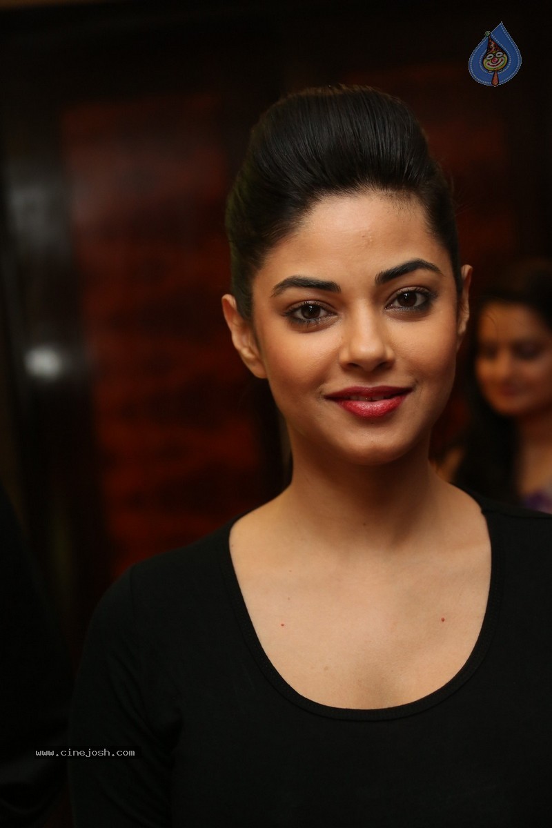 Meera Chopra New Stills - 93 / 93 photos