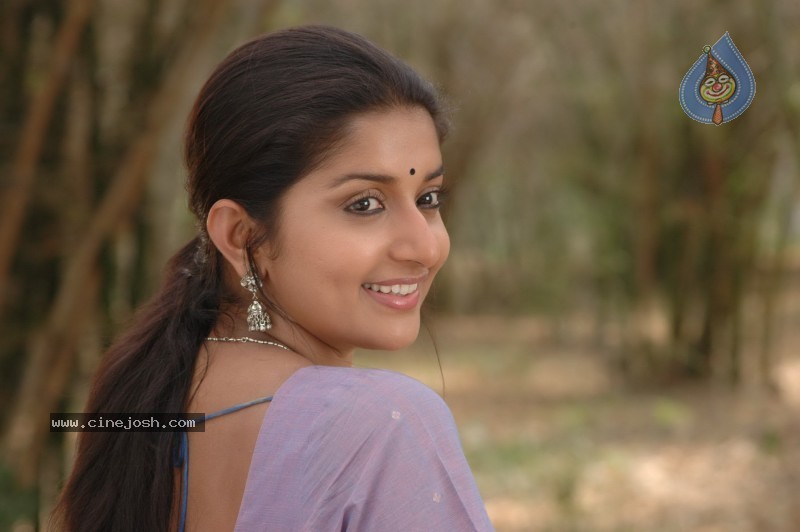 Meera Jasmine Stills - Alladista Movie - 7 / 10 photos