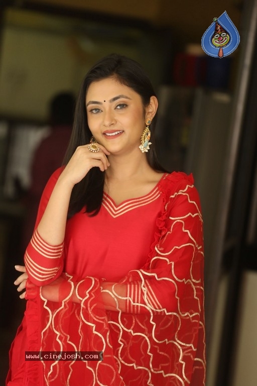 Megha Chowdhury Interview Photos - 10 / 21 photos