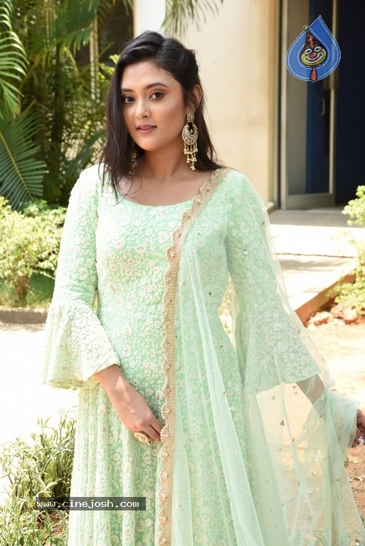 Megha Chowdhury Photos - 4 / 21 photos