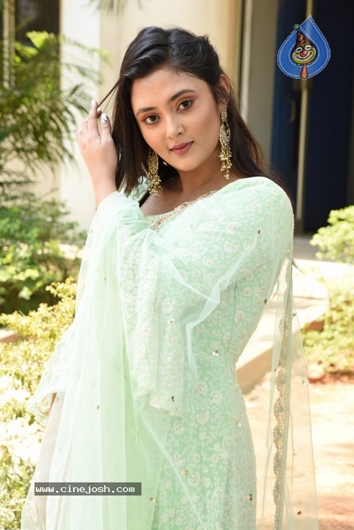 Megha Chowdhury Photos - 6 / 21 photos
