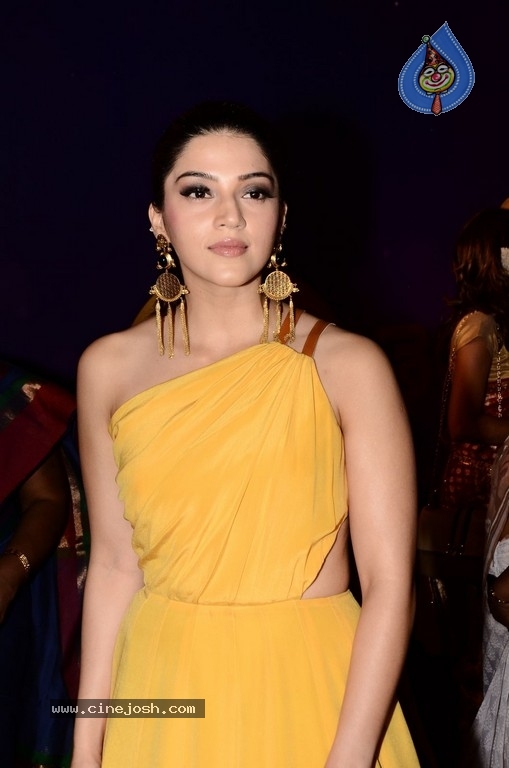 Mehreen at Zee Apsara Awards - 21 / 32 photos