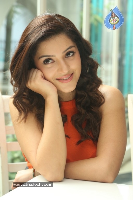Mehreen Kaur New Photos - 20 / 40 photos