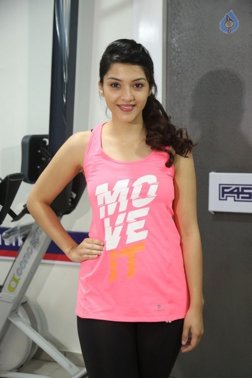 Mehreen Kaur New Photos - 15 / 30 photos