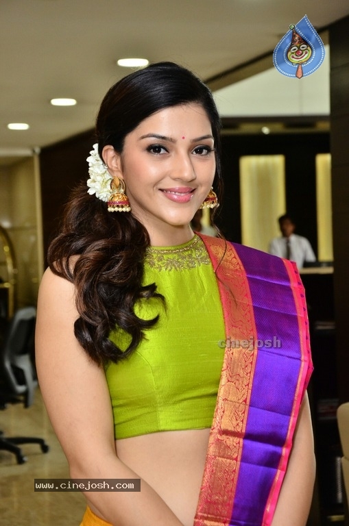 Mehreen Kaur Pirzada Pics - 10 / 14 photos