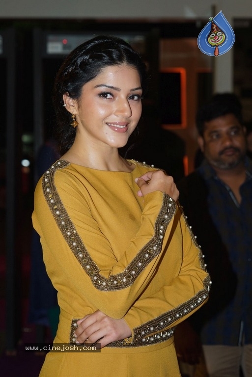 Mehreen Kaur Pirzada Stills - 7 / 12 photos