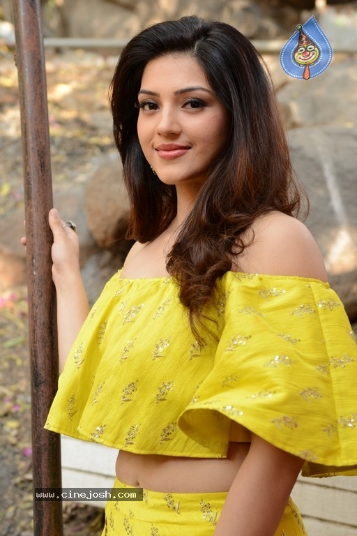 Mehreen Pirzada Latest Photos - 12 / 13 photos