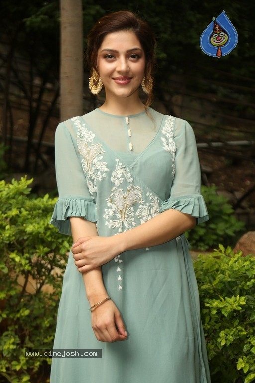 Mehreen Pirzada Pics - 1 / 9 photos