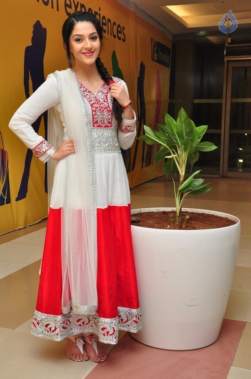 Mehrene Kaur Images - 23 / 24 photos