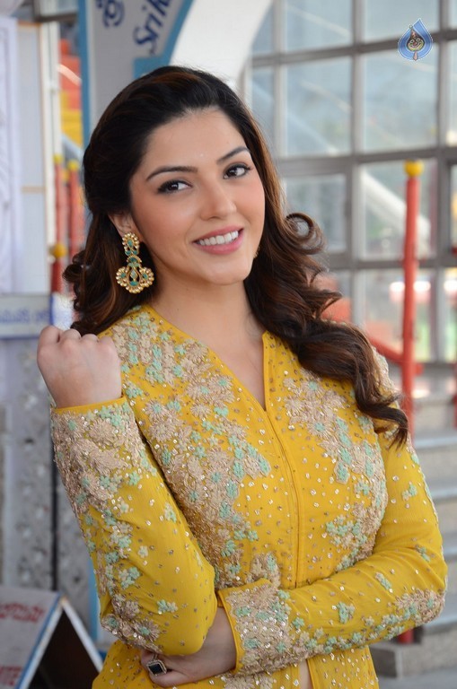 Mehrene Kaur Pirzada Photos - 25 / 42 photos