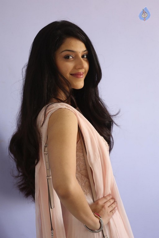 Mehrene Kaur Pirzada Photos - 2 / 43 photos