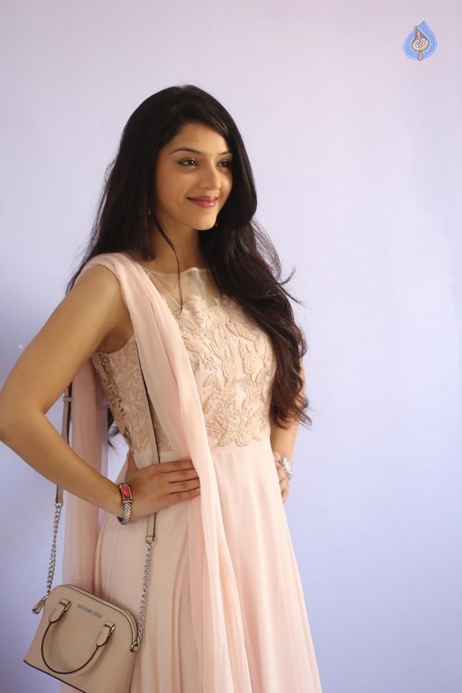 Mehrene Kaur Pirzada Photos - 5 / 43 photos