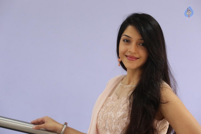 Mehrene Kaur Pirzada Photos - 6 / 43 photos