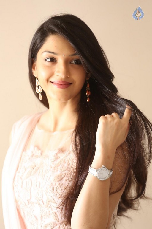 Mehrene Kaur Pirzada Photos - 12 / 43 photos