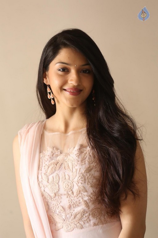 Mehrene Kaur Pirzada Photos - 14 / 43 photos