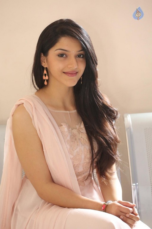 Mehrene Kaur Pirzada Photos - 15 / 43 photos