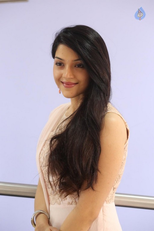 Mehrene Kaur Pirzada Photos - 20 / 43 photos