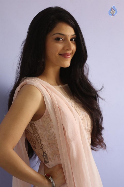 Mehrene Kaur Pirzada Photos - 22 / 43 photos