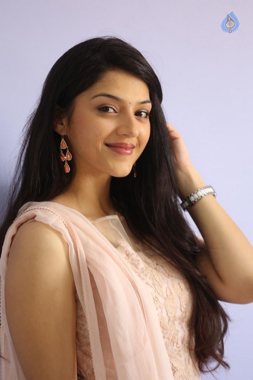 Mehrene Kaur Pirzada Photos - 23 / 43 photos