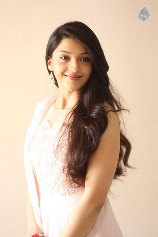 Mehrene Kaur Pirzada Photos - 24 / 43 photos