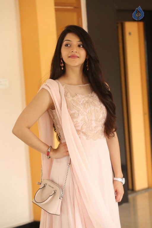 Mehrene Kaur Pirzada Photos - 27 / 43 photos