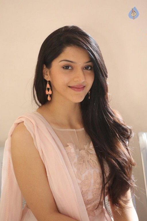 Mehrene Kaur Pirzada Photos - 33 / 43 photos