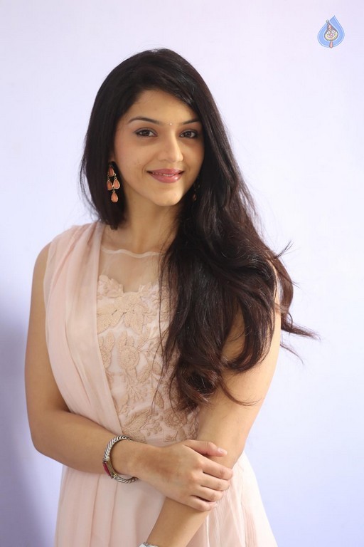 Mehrene Kaur Pirzada Photos - 34 / 43 photos