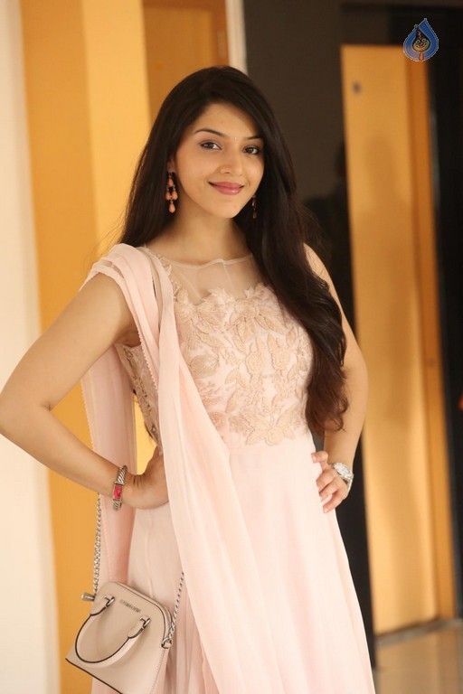 Mehrene Kaur Pirzada Photos - 35 / 43 photos