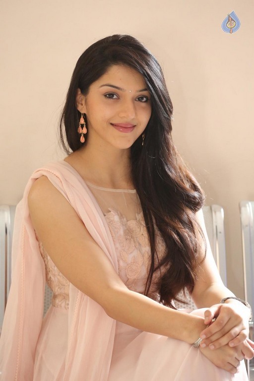 Mehrene Kaur Pirzada Photos - 37 / 43 photos
