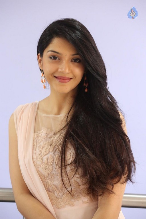 Mehrene Kaur Pirzada Photos - 40 / 43 photos
